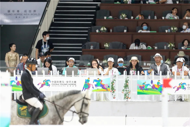 西坞马术赵建亭策骑“C·Estella”2020中国年青马安平大赛五岁马组夺冠 (1).jpg