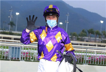 香港沙田赛马日法国骑师贺铭年五福临门提早贺年.jpg