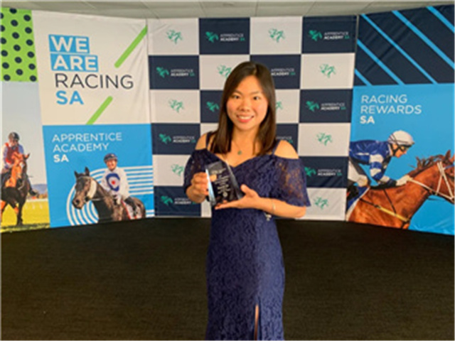 24岁香港女赛马骑师苏嘉丽澳洲获奖 (2).jpg