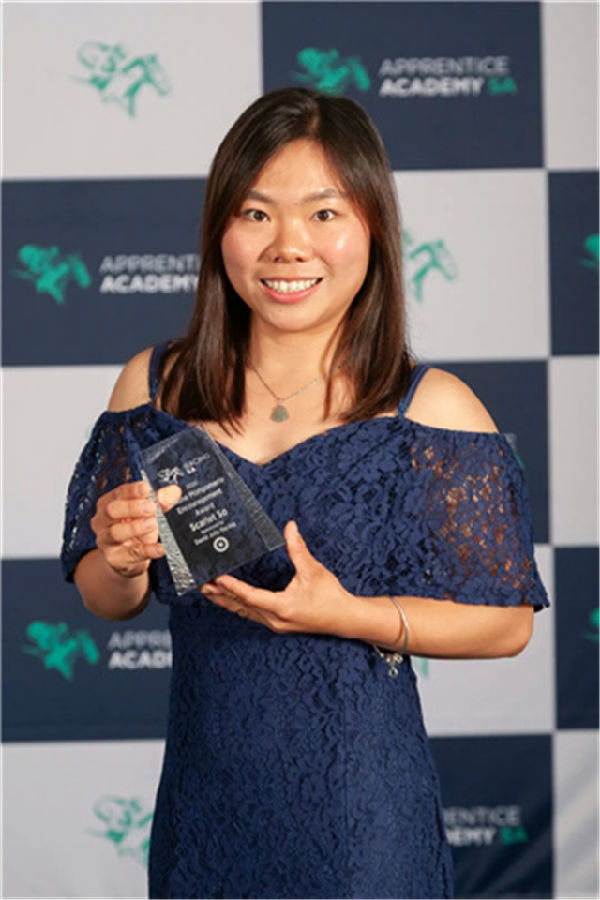 24岁香港女赛马骑师苏嘉丽澳洲获奖 (1).jpg