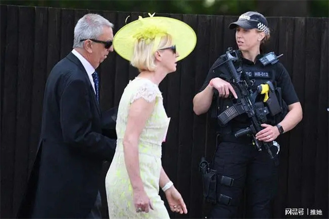 一年半后,英国人终于迎来了这场久违的狂欢,12000人盛装出席英国皇家雅士谷赛马会。 (15).jpg