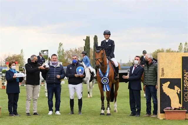 日本三冠马后“谋勇兼备”出征香港富卫保险女皇杯 (3).jpg