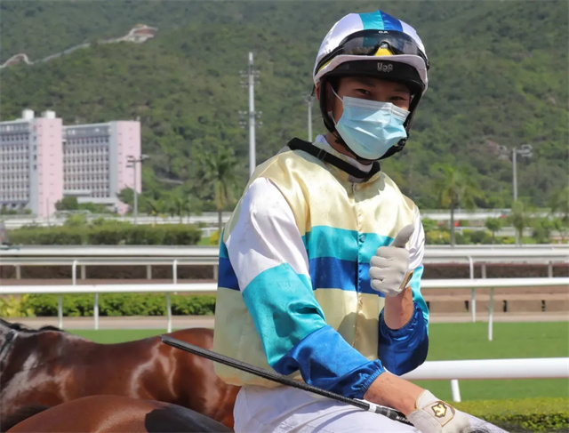 只有四匹马参赛:骑师莫雅相隔13年再夺日蚀大赛冠军 (3).jpg