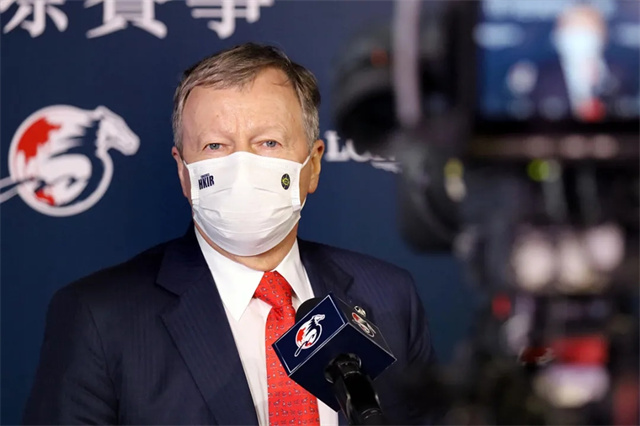 中国马术三项赛骑手华天19日抵达东京羽田机场,开启他的奥运征程 (10).jpg