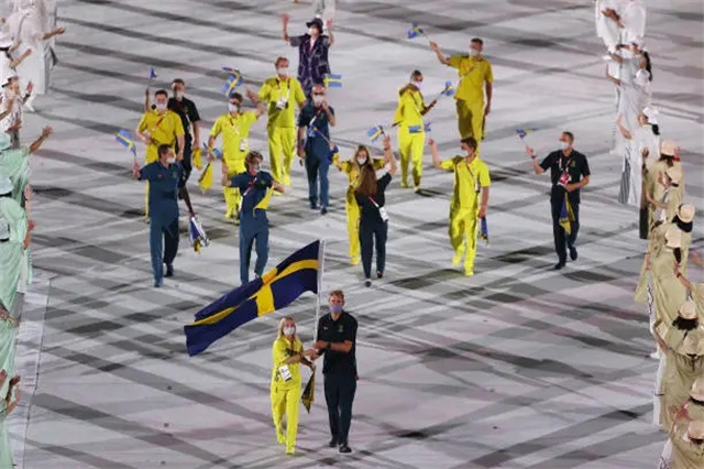 北京时间7月23日,万众瞩目的东京奥运会开幕式在北京时间19点盛大开幕,奥运代表团进场环节当中,有两位马术运动员担任了各自祖国的开幕式旗手,而且都是女性运动员! (2).jpg