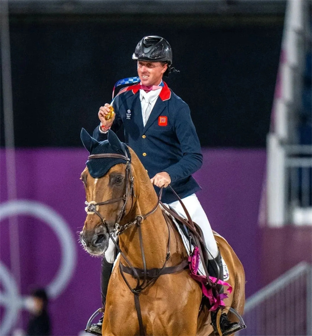英国骑手本•马赫(Ben Maher)在东京奥运会马术场地障碍赛上摘得个人金牌,他说:“我不知道那件事更让我兴奋,是这个冠军,还是两周后的婚礼!” (3).jpg