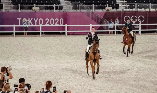 英国骑手本•马赫(Ben Maher)在东京奥运会马术场地障碍赛上摘得个人金牌,他说:“我不知道那件事更让我兴奋,是这个冠军,还是两周后的婚礼!” (2).jpg