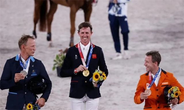 英国骑手本•马赫(Ben Maher)在东京奥运会马术场地障碍赛上摘得个人金牌,他说:“我不知道那件事更让我兴奋,是这个冠军,还是两周后的婚礼!” (1).jpg