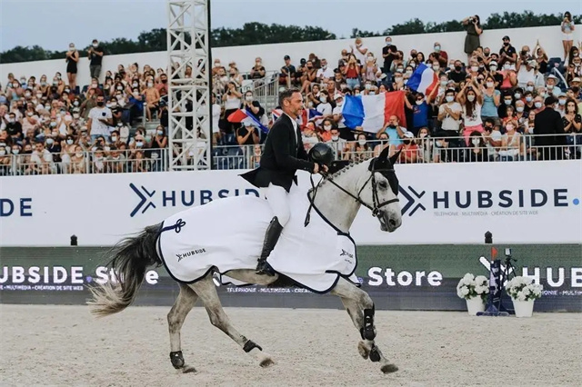 美国一匹赛马仅亮相几分钟就逃离马场 在高速路上狂奔 (6).jpg