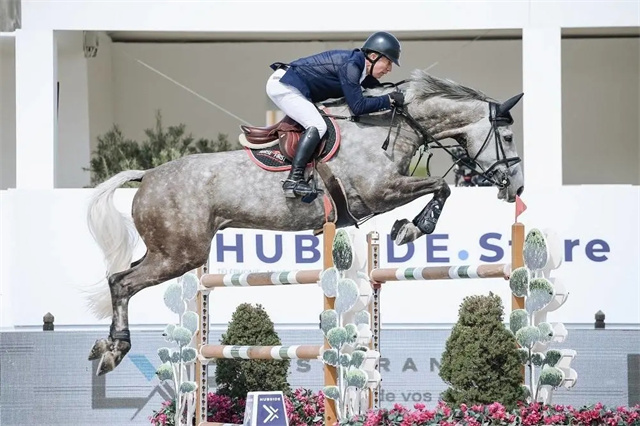 61岁英国骑手迈克尔·惠特克赢得瓦朗斯二星级1 (1).jpg