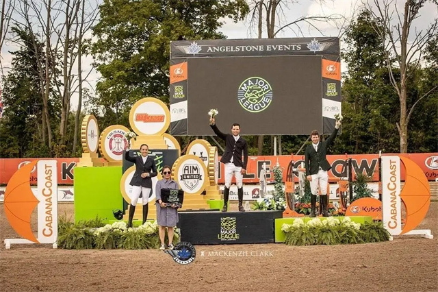 61岁英国骑手迈克尔·惠特克赢得瓦朗斯二星级1 (3).jpg