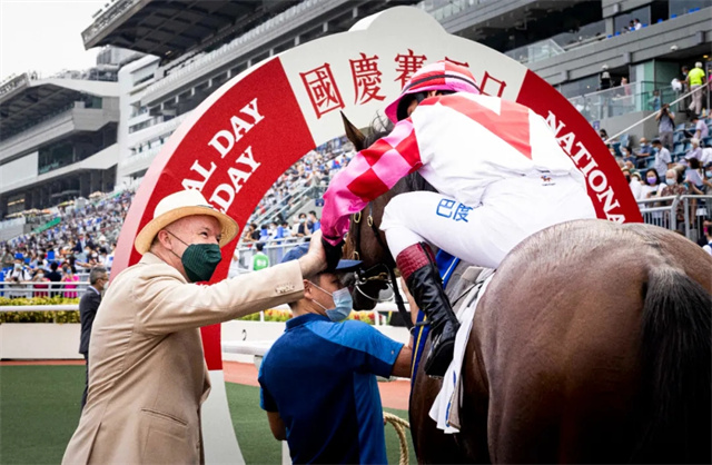 马闻早报丨天星调良马术公开赛圆满结束,山丹县县委书记一行调研伊泰大漠马业 (10).jpg