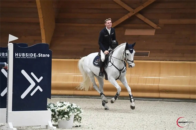 近日,欧阳娜娜在微博分享了一组综艺《奇遇·人间角落》在理塘藏族婚礼上作为伴娘的照片。照片里欧阳娜娜骑着一匹红头大马,穿着藏族的服饰。她为了当好伴娘,还特意去努力练习骑马。 (9).jpg