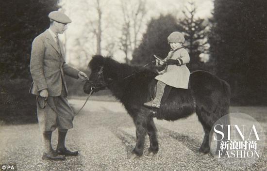 1930年,才4岁的女王就开始骑小马了 大陆赛马网