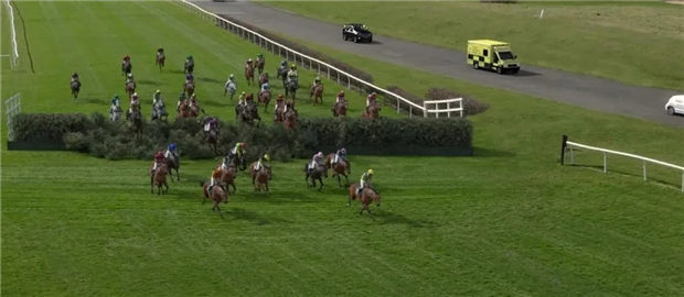 疫情下首场虚拟“云赛马”开跑!虚拟英国国家障碍大赛博彩收入捐医院 大陆赛马网 (1).jpg