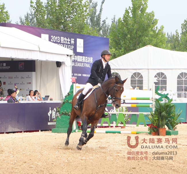 马术世界杯第二站135-140cm热身赛 英骑手HenryTurrell爱马拒跳被淘汰 大陆赛马网