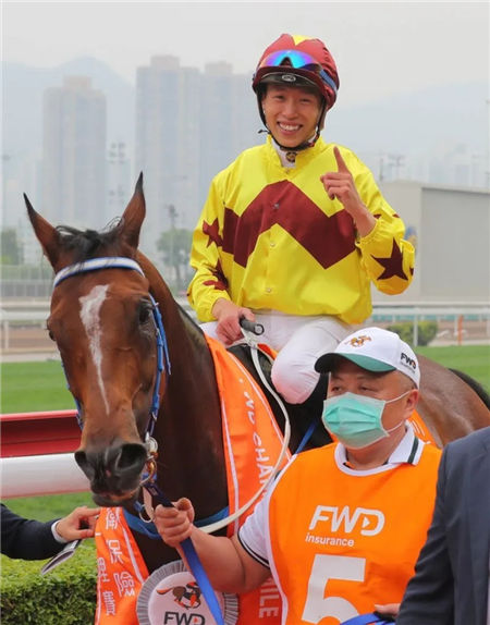 史上首位靠骑马一年赚了1亿奖金的中国人 大陆赛马网 (3).jpg