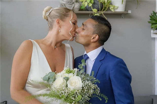 毛里求斯赛马界杜德伟、香港冠军骑师田泰安与女友注册结婚 大陆赛马网 (2).jpg