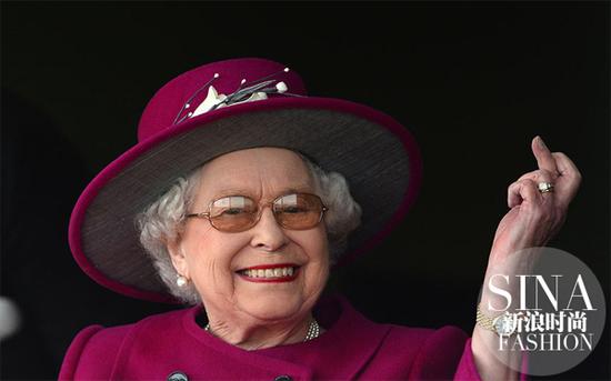 为爱驹交叉起手指的女王大人 大陆赛马网