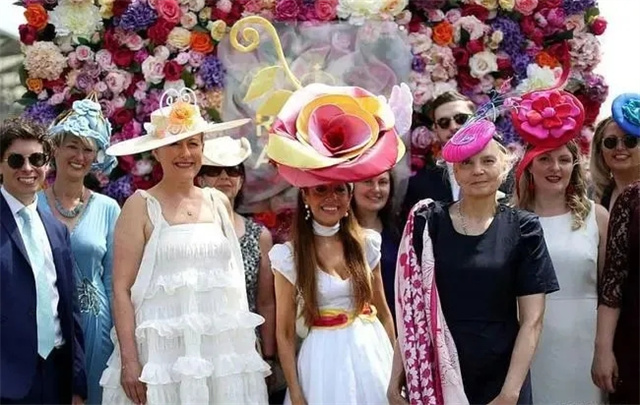 一年半后,英国人终于迎来了这场久违的狂欢,12000人盛装出席英国皇家雅士谷赛马会。 (1).jpg