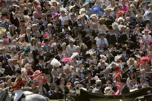 怀孕、口蹄疫都没能阻止英国女王,但疫情让女王68年来首次缺席皇家赛马会 大陆赛马网.jpg