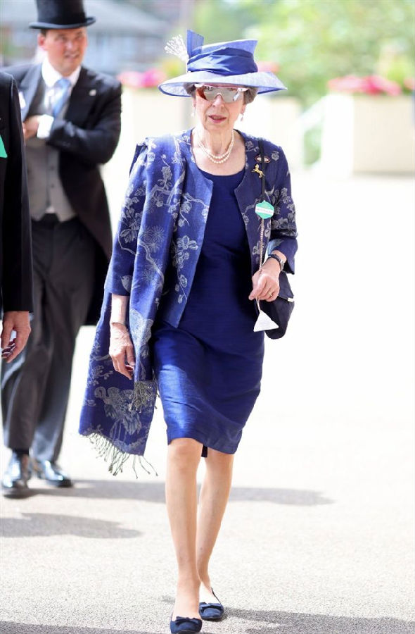 英国皇家牙雅士谷赛马会最后一日女王终于现身 (2).png
