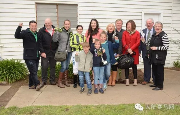 打脸原马主!夺墨尔本杯后因伤被弃,女骑师佩恩伤愈复出再夺冠 大陆赛马网4.jpg