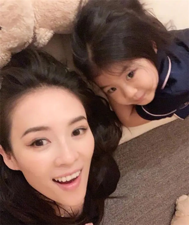 章子怡带着4岁女儿去上马术课啦!为啥明星们都送孩子去骑马? 青马网大陆马 (4).jpg