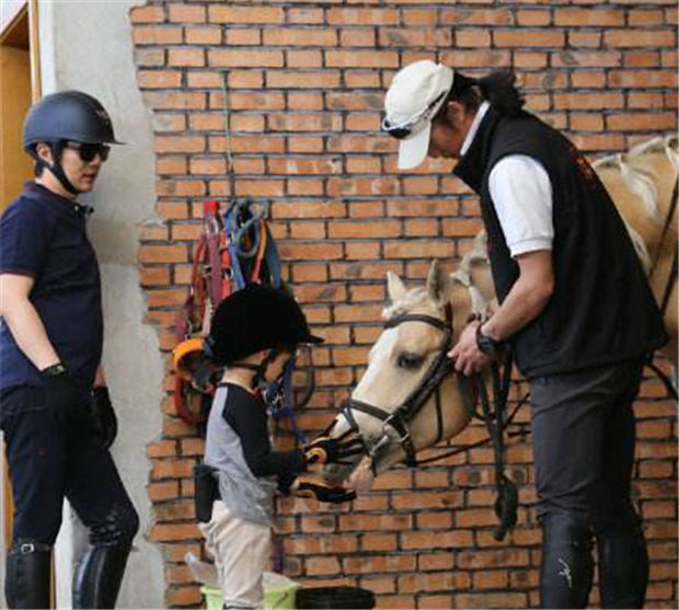 章子怡带着4岁女儿去上马术课啦!为啥明星们都送孩子去骑马? 青马网大陆马 (3).jpg