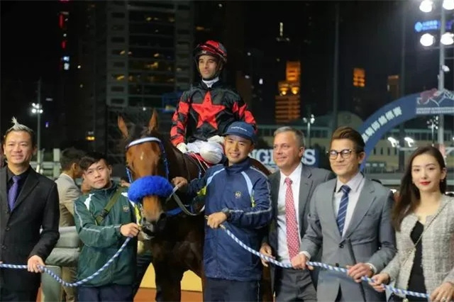 马场秀恩爱:天王郭富城携妻方媛现场观看爱驹“舞士精神”比赛 大陆赛马网 赛马网 赛马 (8).jpg