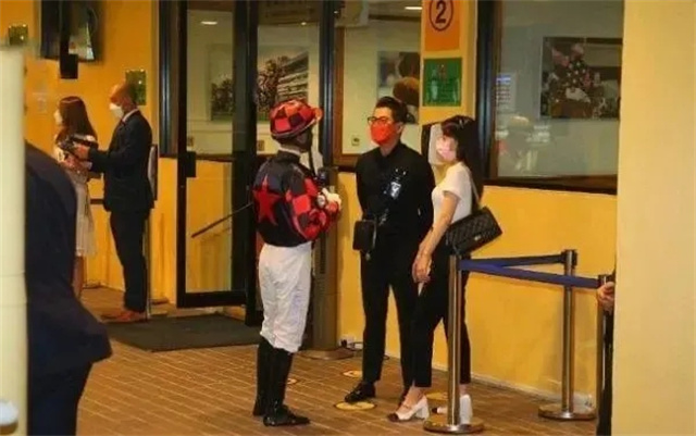 马场秀恩爱:天王郭富城携妻方媛现场观看爱驹“舞士精神”比赛 大陆赛马网 赛马网 赛马 (4).jpg