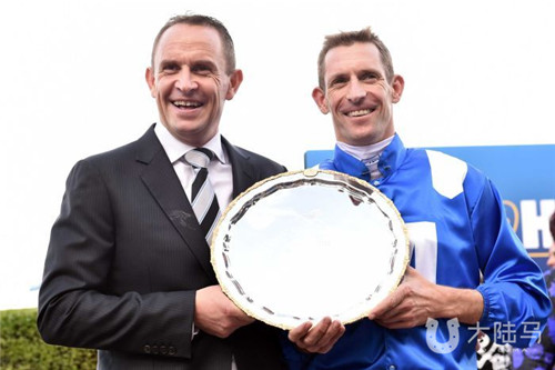 练马师Chris Waller和骑师Hugh Bowman捧起觉士盾冠军奖盘 大陆赛马网.jpg