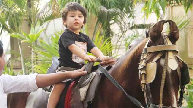 有马陪伴的童年就是这么与众不同!竟有这么多爱骑马的明星孩子!大陆赛马网 赛马 (10).jpg