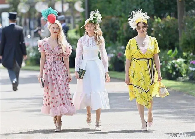 一年半后,英国人终于迎来了这场久违的狂欢,12000人盛装出席英国皇家雅士谷赛马会。 (4).jpg