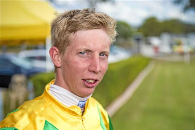 “脑残”澳洲骑手赛场重拳打马头,被禁赛7个月 大陆赛马网 (2).jpg