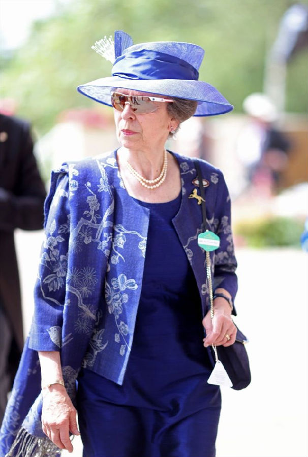 英国皇家牙雅士谷赛马会最后一日女王终于现身 (3).png