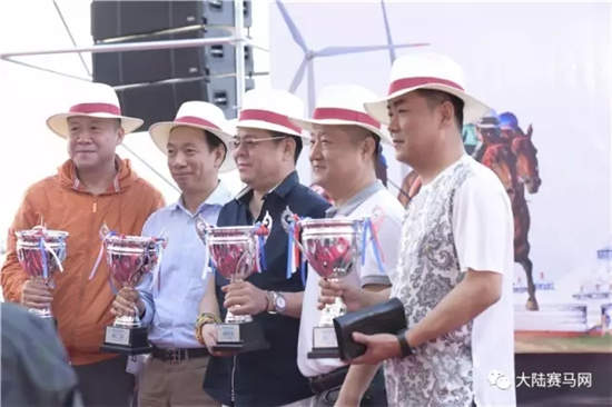 1.5万人现场观赛、重量级马主助阵:伊泰大漠“鄂尔多斯金杯”大获成功.webp (20).jpg