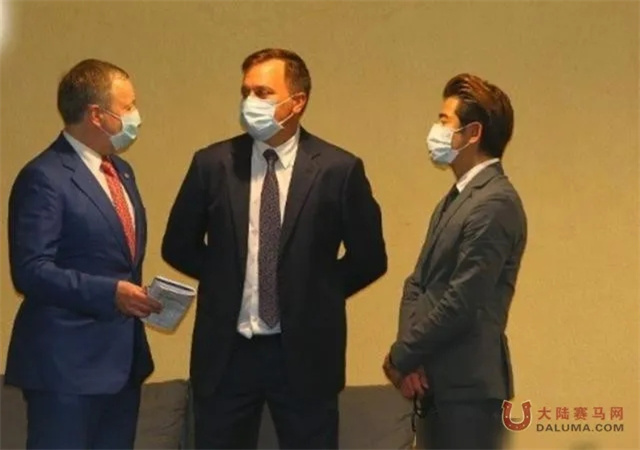 马场秀恩爱:天王郭富城携妻方媛现场观看爱驹“舞士精神”比赛 大陆赛马网 赛马网 赛马 (12).jpg