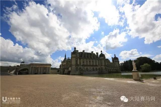 把戴安娜大奖赛带到你身边②:百年古堡是赛马场最美背景 2.jpg