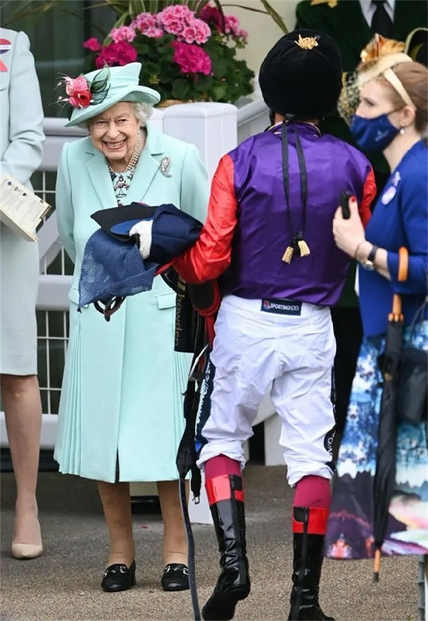 英国皇家牙雅士谷赛马会最后一日女王终于现身 (4).jpg