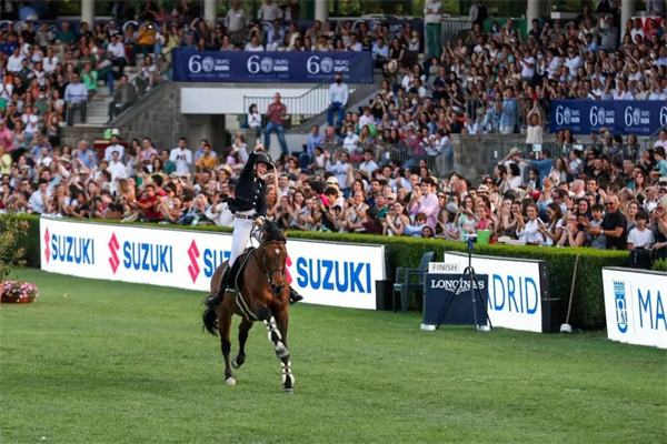 23岁荷兰女骑手登顶环球马术冠军赛马德里站大奖赛 大陆马.jpg