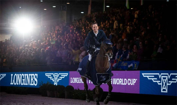 瑞士骑手摘得国际马联场地障碍世界杯总决赛冠军 大陆马 (1).png