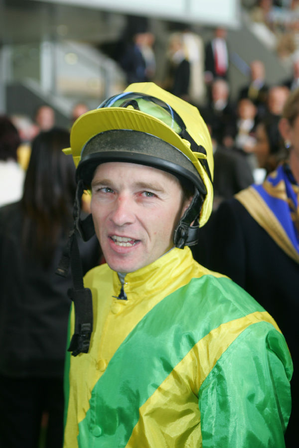 左手鞭:冼毅力Eric.Saint-Martin 大陆赛马网