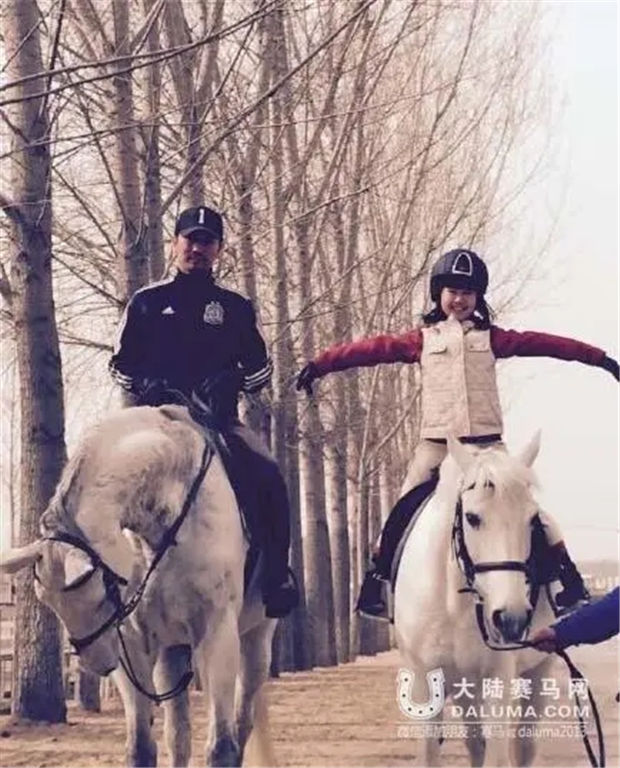 章子怡带着4岁女儿去上马术课啦!为啥明星们都送孩子去骑马? 青马网大陆马 (10).jpg