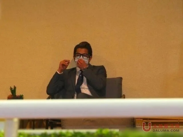 马场秀恩爱:天王郭富城携妻方媛现场观看爱驹“舞士精神”比赛 大陆赛马网 赛马网 赛马 (9).jpg