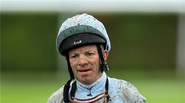 英国赛马骑师诺爱敦去西班牙庆祝50岁生日 回国被隔离14天 大陆赛马网.jpg