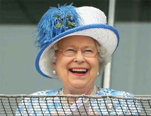 英女王偶露顽皮一面:透露与去教堂相比,她更想去赛马场 大陆赛马网.jpg