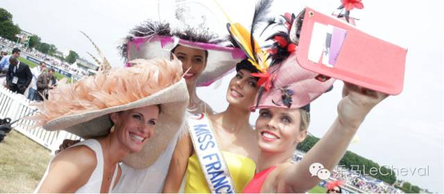 赛马场上体会真正的法式优雅:这么穿戴就是戴安娜优雅小姐! 25.jpg