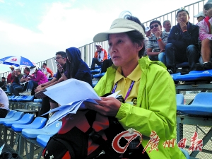 潘玮在看台上专注地观看广东队的比赛。 特派记者 孙嘉晖 摄