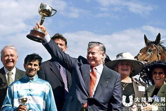 澳洲传奇驯马师卡明斯87岁寿寝 64年职业生涯获7000场胜利.jpg